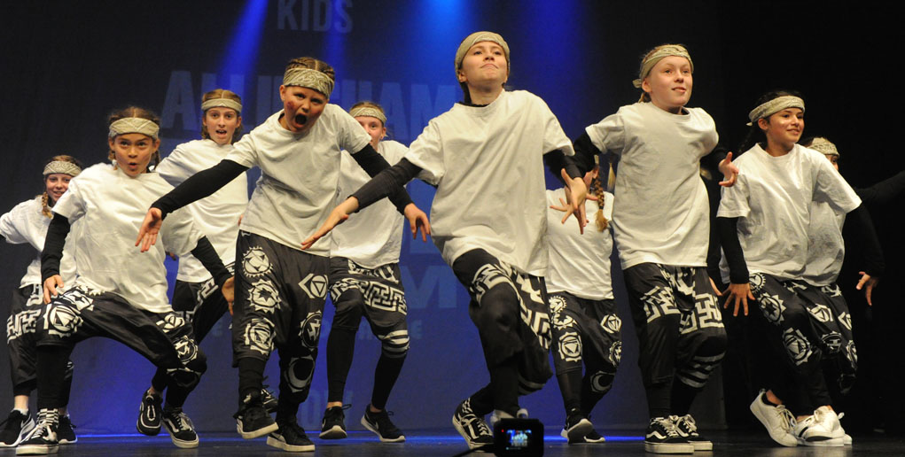Vi tilbyder professionel Danseundervisning for børn og voksne i alle aldre og alle niveauer. Vi Har afdelinger på Fyn og Jylland. Odense, Svendborg, Nyborg, Kerteminde, Faaborg,Middelfart, Fredericia, Otterup og Hårby .